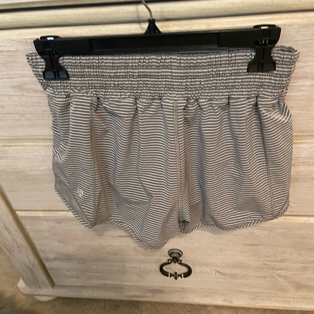 2.5” high rise lulu rare gray stripe size 6
